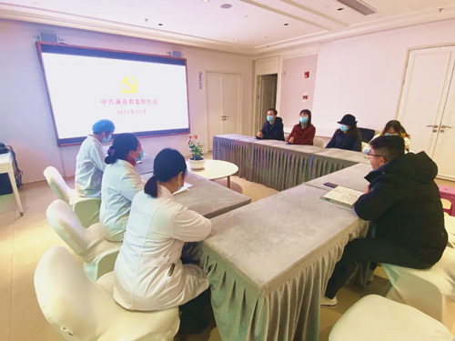 衡陽美萊黨支部黨員同志認真討論領(lǐng)會黨代會精神